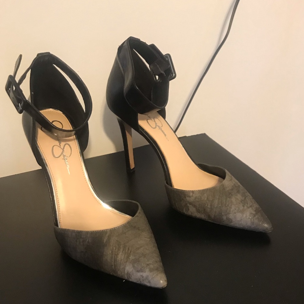 Hot black and grey “snake skin” pumps